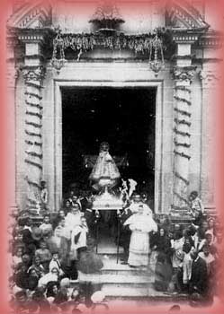 Fotografía de la Virgen sale en andas camino al Ayuntamiento 30 de Mayo de 1920