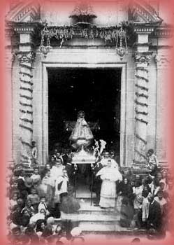 Fotograf&iacute;a de la Virgen sale en andas camino al Ayuntamiento 30 de Mayo de 1920