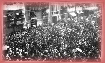 Fotograf&iacute;a del pueblo en las calles el dia de la Coronacion de la Virgen de Monserrate