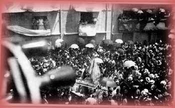 Imagen de la Virgen de Monserrate en medio de la Procesion  en el dia de su Coronacion