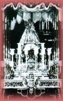 Fotografia de la Virgen de Monserrate bajo templete