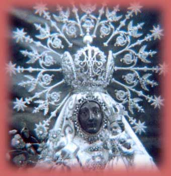 Fotograf&iacute;a del rostro y corona de la Virgen de Monserrate