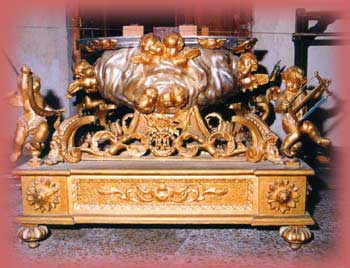 Anda antigua de madera tallada,labrada,estucada,plateada y dorada