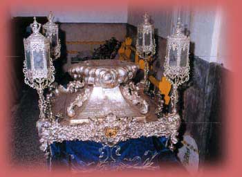 Fotograf&iacute;a de andas de  plata de la Virgen de Monserrate de 70 x 1440 x 140 cms. Faroles: 90 x 20 cms. Peana: 80 x 24 cms.