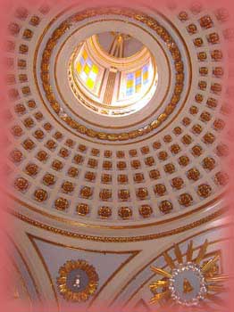 Fotograf&iacute;a parcial del techo del santuario de la Virgen de Monserrate