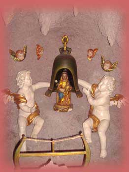 Im&aacute;genes representando la custodia  y protecci&oacute;n recibida por la Virgen de Monserrate   en la Cueva del Hallazgo por la campana y los &aacute;ngeles