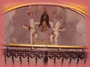 Barandilla que proteje la Cueva del Hallazgo de la Virgen de Monserrate