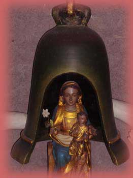 Escultura de escayola similar a las que se encontraban en cada una de las antiguas Cajas de Ahorros de Ntra. Sra. de Monserrate