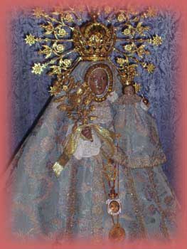 Imagen de la Virgen de Monserrate ricamente ataviada