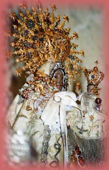 Imagen de la Virgen de Monserrate durante su Novenario en la Parroquia de San Vicente Ferrer en  el a&ntilde;o 2004