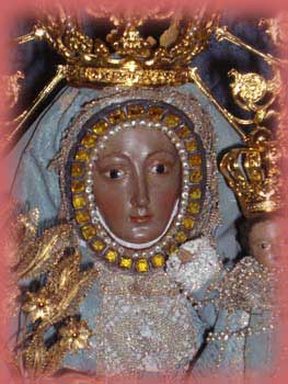 Primer plano fotogr&aacute;fico del rostro de la Virgen de Monserrate
