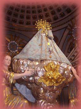 Virgen de Monserrate sobre  Nuve-peana sostenida por &aacute;ngeles custodios