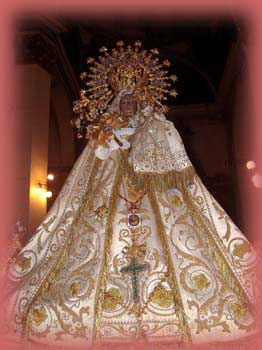 Fotograf&iacute;a de la Imagen de la Virgen de Monserrate  durante su Novenario en la Parroquia de San Vicente Ferrer en el a&ntilde;o 2004 