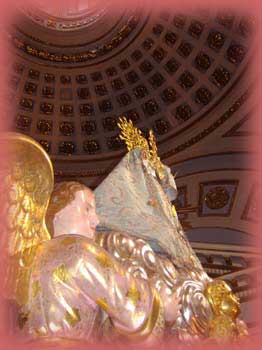 Fotograf&iacute;a que nuestra perfil del angel custodio , Virgen de Monserrate y parte del decorado del techo  del Santuario