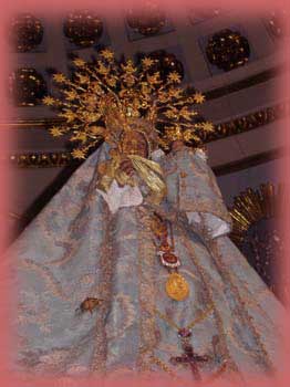 Fotograf&iacute;a en perspectiva que muestra parte de la Virgen de Monserrate y el techo decorado  de su Santuario