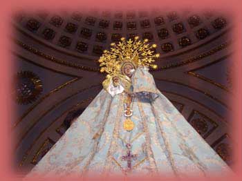 Fotograf&iacute;a en perspectiva que muestra a la Virgen de Monserrate y sectores decorados del techo de su Santuario 