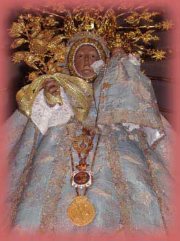 magen de la Virgen de Monserrate ricamente ataviada