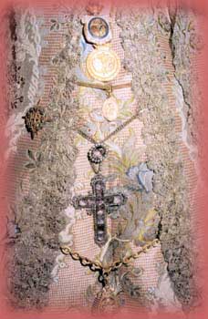 Fotograf&iacute;a de pectoral mostrando algunas de las joyas de la Virgen de Monserrate 