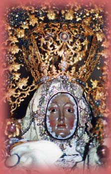 Fotograf&iacute;a de primer plano del rostro  de la Virgen de Monserrate del a&ntilde;o 2004