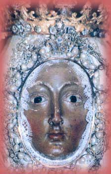 Fotograf&iacute;a de primer&iacute;simo plano del rostro de la Virgen de Monserrate en el a&ntilde;o 2004