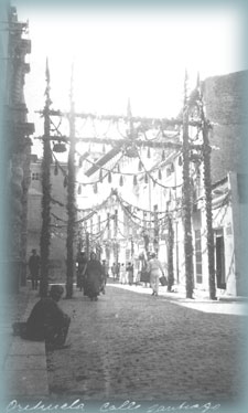 Calle de Santiago adornada para la Coronaci&oacute;n