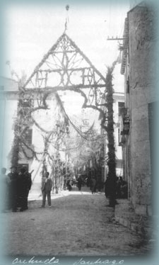 Calle de Santiago adornada para la Coronaci&oacute;n