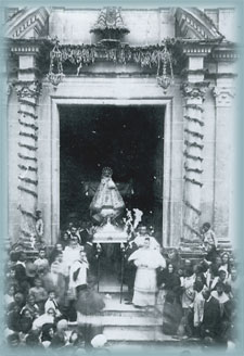 Fotograf&iacute;a de la Virgen de Monserrate saliendo hacia el Ayuntamiento